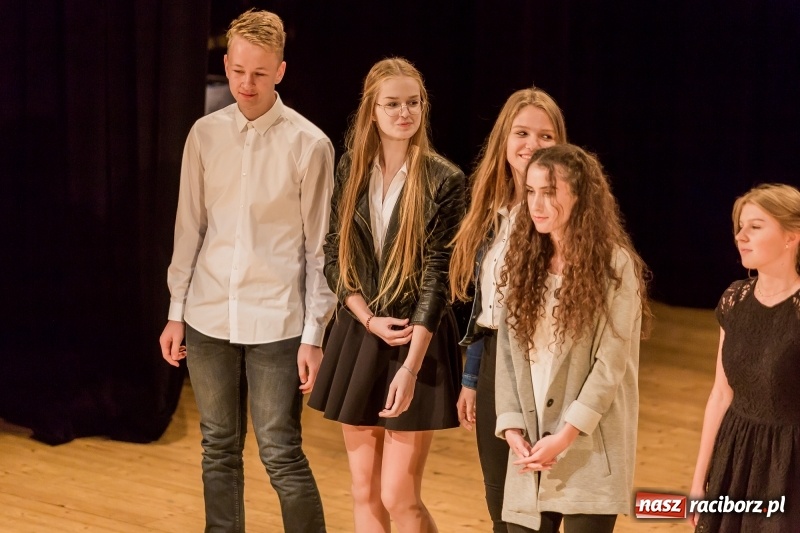 Zdjęcie w galerii na portalu naszraciborz.pl: Stypendia dla najlepszych uczniów raciborskich szkół rozdane  wiadomości z regionu