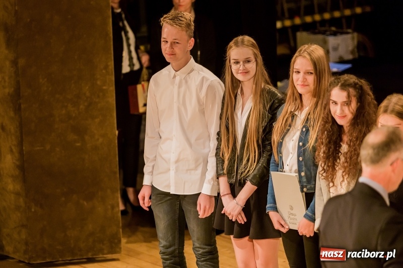 Zdjęcie w galerii na portalu naszraciborz.pl: Stypendia dla najlepszych uczniów raciborskich szkół rozdane  wiadomości z regionu