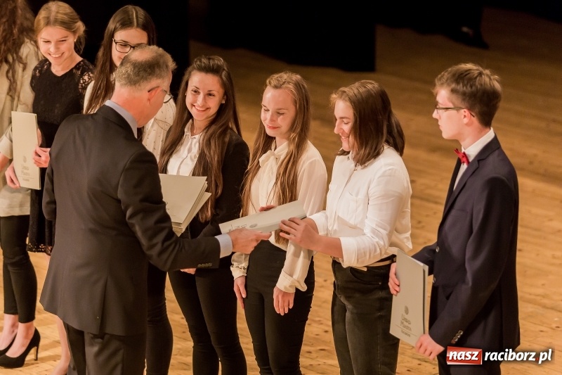 Zdjęcie w galerii na portalu naszraciborz.pl: Stypendia dla najlepszych uczniów raciborskich szkół rozdane  wiadomości z regionu