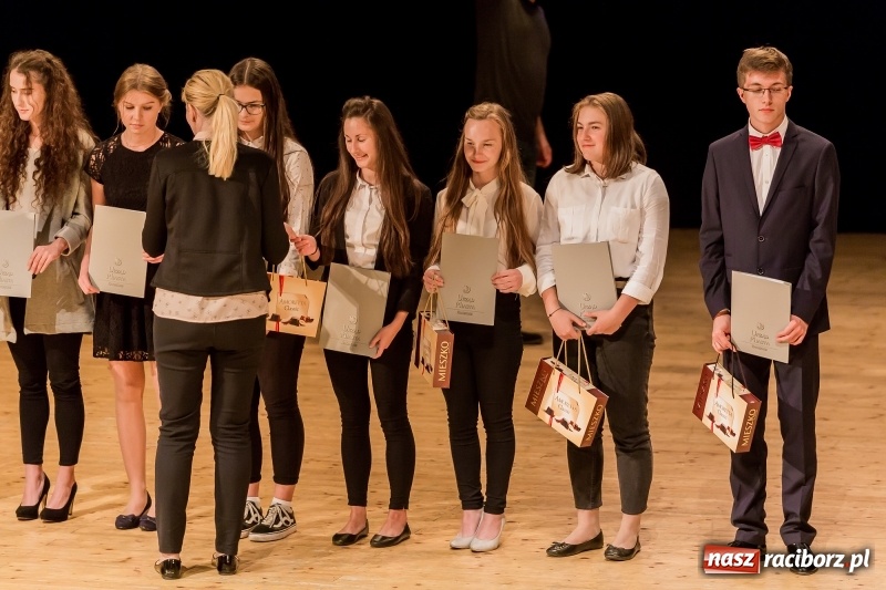 Zdjęcie w galerii na portalu naszraciborz.pl: Stypendia dla najlepszych uczniów raciborskich szkół rozdane  wiadomości z regionu