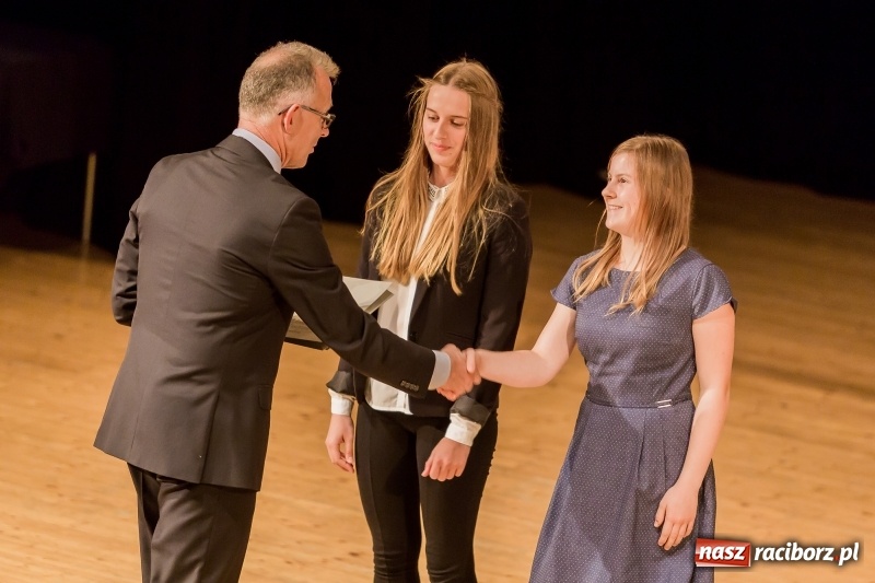 Zdjęcie w galerii na portalu naszraciborz.pl: Stypendia dla najlepszych uczniów raciborskich szkół rozdane  wiadomości z regionu