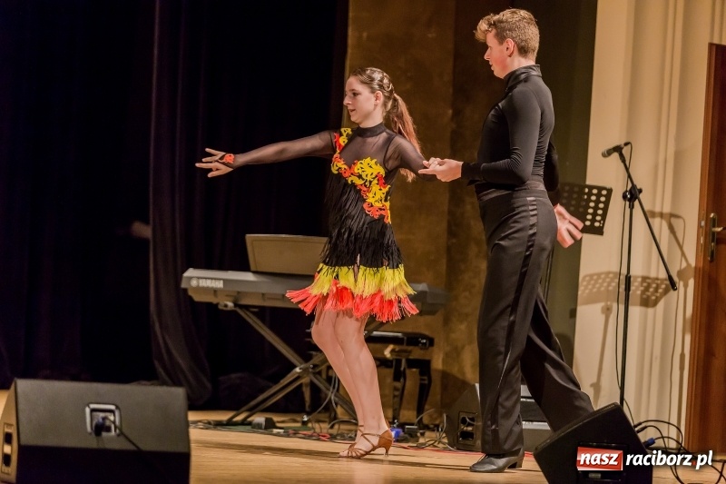 Zdjęcie w galerii na portalu naszraciborz.pl: Stypendia dla najlepszych uczniów raciborskich szkół rozdane  wiadomości z regionu