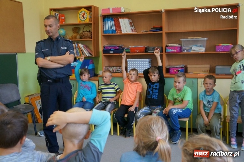 Zdjęcie w galerii na portalu naszraciborz.pl: Trwają wrześniowe spotkania policjantów z dziećmi i młodzieżą wiadomości z regionu