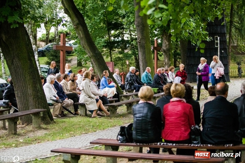 Zdjęcie w galerii na portalu naszraciborz.pl: Pierwszy dzień obchodów 750-lecia Pietrowic Wielkich oraz 350-lecia kościółka pw. św. Krzyża wiadomości z regionu
