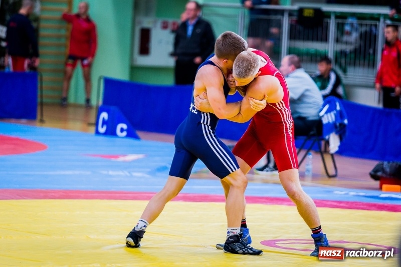 Zdjęcie w galerii na portalu naszraciborz.pl: W Arenie Rafako trwają mistrzostwa Polski seniorów w zapasach  wiadomości z regionu