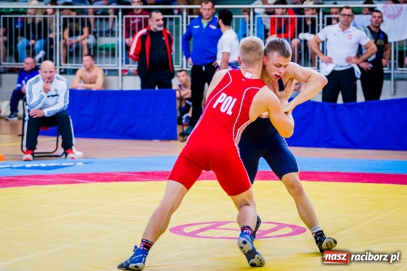 Zdjęcie w galerii na portalu naszraciborz.pl: W Arenie Rafako trwają mistrzostwa Polski seniorów w zapasach  wiadomości z regionu