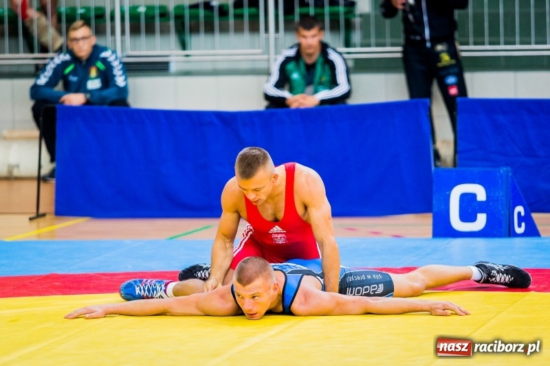 Zdjęcie w galerii na portalu naszraciborz.pl: W Arenie Rafako trwają mistrzostwa Polski seniorów w zapasach  wiadomości z regionu