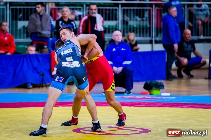 Zdjęcie w galerii na portalu naszraciborz.pl: W Arenie Rafako trwają mistrzostwa Polski seniorów w zapasach  wiadomości z regionu