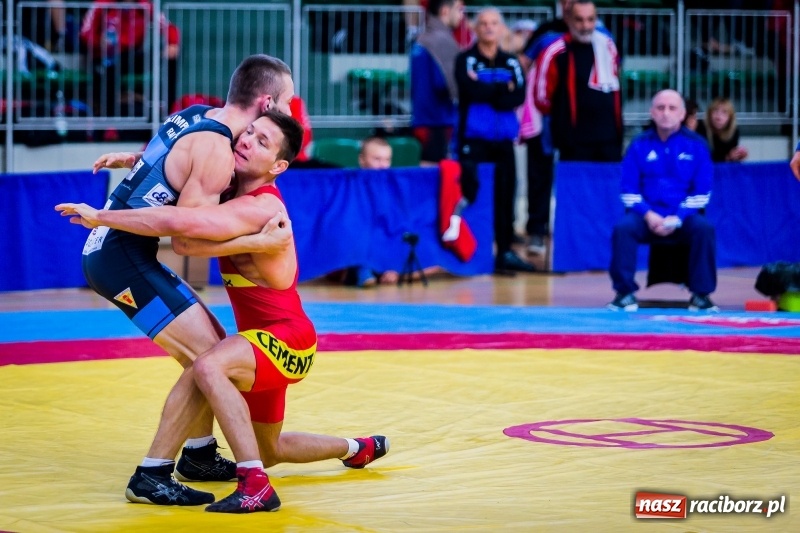 Zdjęcie w galerii na portalu naszraciborz.pl: W Arenie Rafako trwają mistrzostwa Polski seniorów w zapasach  wiadomości z regionu