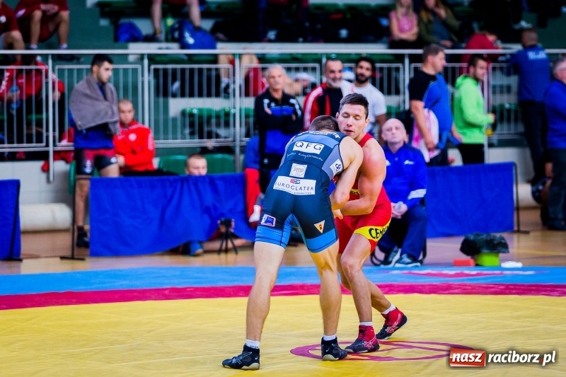 Zdjęcie w galerii na portalu naszraciborz.pl: W Arenie Rafako trwają mistrzostwa Polski seniorów w zapasach  wiadomości z regionu