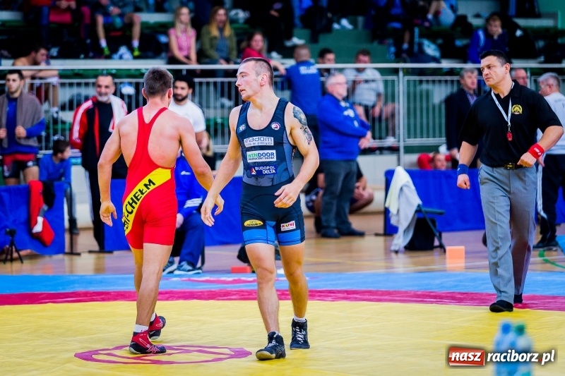 Zdjęcie w galerii na portalu naszraciborz.pl: W Arenie Rafako trwają mistrzostwa Polski seniorów w zapasach  wiadomości z regionu