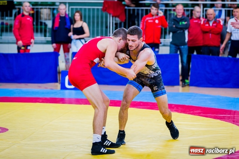 Zdjęcie w galerii na portalu naszraciborz.pl: W Arenie Rafako trwają mistrzostwa Polski seniorów w zapasach  wiadomości z regionu