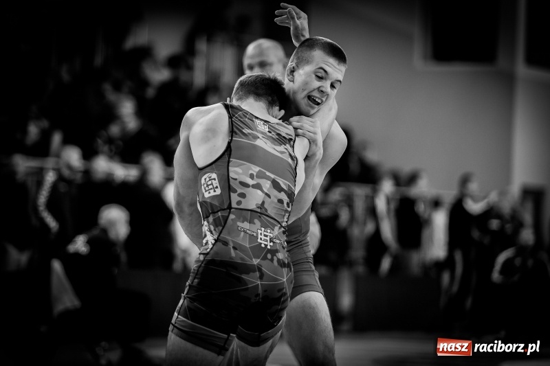 Zdjęcie w galerii na portalu naszraciborz.pl: W Arenie Rafako trwają mistrzostwa Polski seniorów w zapasach  wiadomości z regionu
