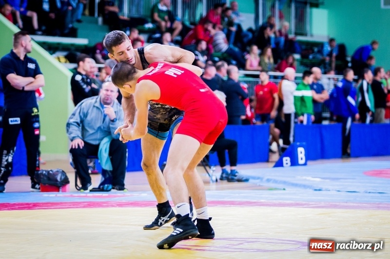 Zdjęcie w galerii na portalu naszraciborz.pl: W Arenie Rafako trwają mistrzostwa Polski seniorów w zapasach  wiadomości z regionu
