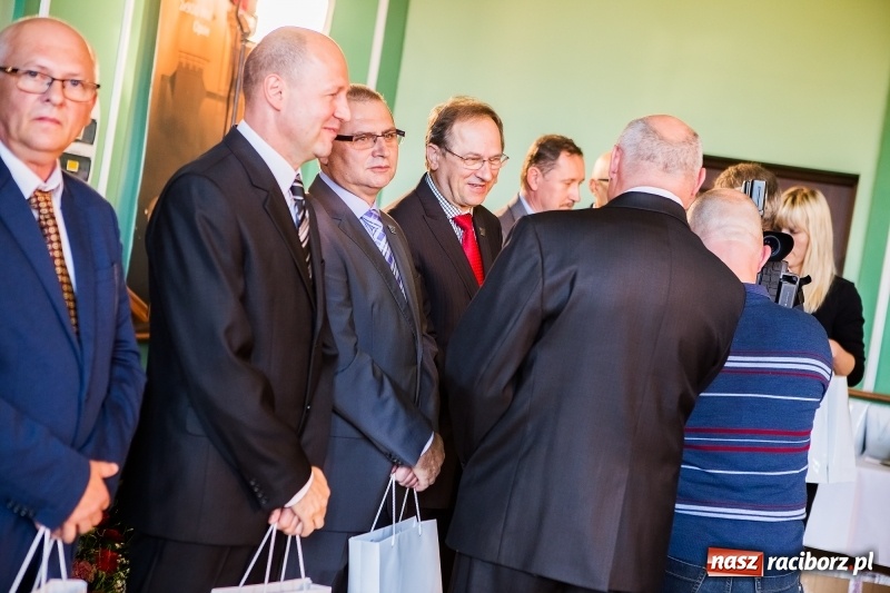 Zdjęcie w galerii na portalu naszraciborz.pl: Dzień Energetyka - oficjalne obchody w pałacyku Rafako. Jubileusze, nagrody i wyróżnienia wiadomości z regionu