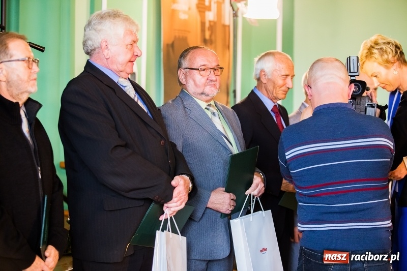 Zdjęcie w galerii na portalu naszraciborz.pl: Dzień Energetyka - oficjalne obchody w pałacyku Rafako. Jubileusze, nagrody i wyróżnienia wiadomości z regionu
