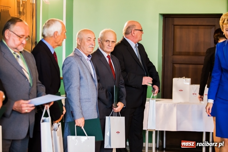 Zdjęcie w galerii na portalu naszraciborz.pl: Dzień Energetyka - oficjalne obchody w pałacyku Rafako. Jubileusze, nagrody i wyróżnienia wiadomości z regionu