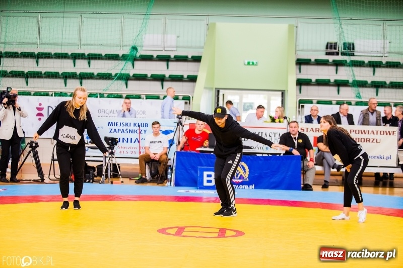 Zdjęcie w galerii na portalu naszraciborz.pl: SKAZA szykuje galę w RCK. Dziś zaprezentowała się w Arenie Rafako wiadomości z regionu