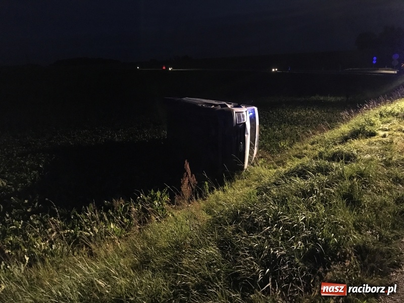 Zdjęcie w galerii na portalu naszraciborz.pl: Dachowanie na DK 45 za Szonowicami  wiadomości z regionu