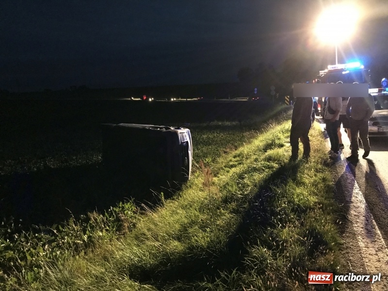 Zdjęcie w galerii na portalu naszraciborz.pl: Dachowanie na DK 45 za Szonowicami  wiadomości z regionu