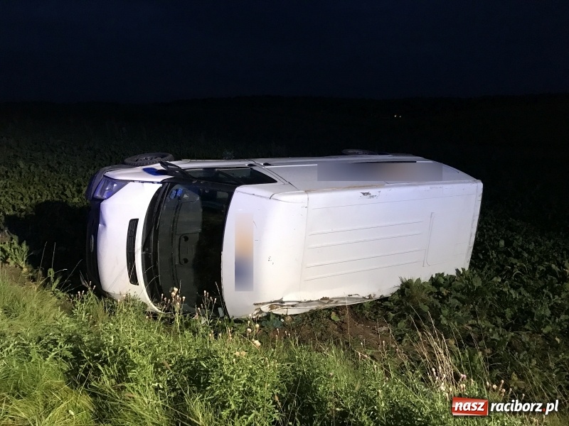 Zdjęcie w galerii na portalu naszraciborz.pl: Dachowanie na DK 45 za Szonowicami  wiadomości z regionu