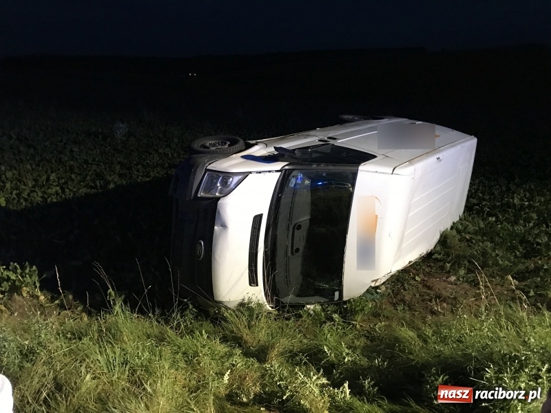 Zdjęcie w galerii na portalu naszraciborz.pl: Dachowanie na DK 45 za Szonowicami  wiadomości z regionu