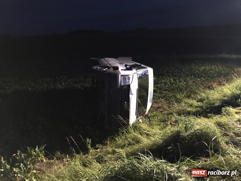 Zdjęcie w galerii na portalu naszraciborz.pl: Dachowanie na DK 45 za Szonowicami  wiadomości z regionu