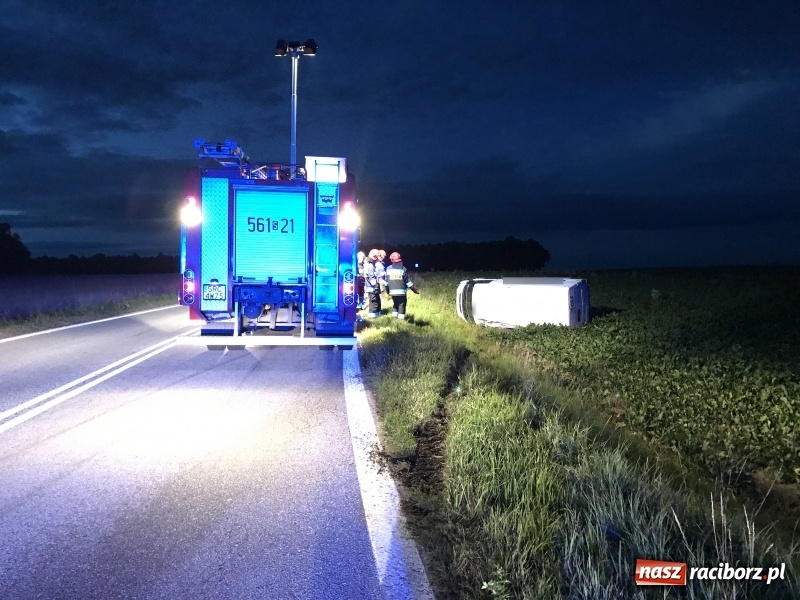 Zdjęcie w galerii na portalu naszraciborz.pl: Dachowanie na DK 45 za Szonowicami  wiadomości z regionu