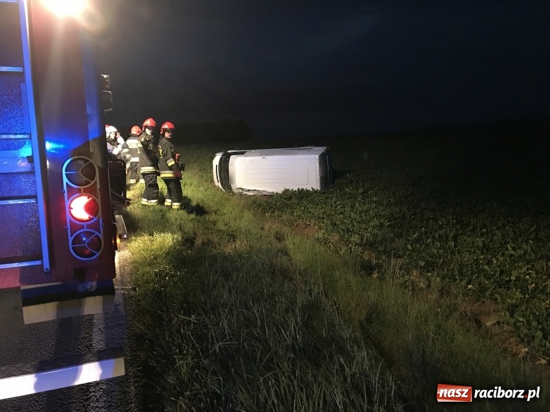 Zdjęcie w galerii na portalu naszraciborz.pl: Dachowanie na DK 45 za Szonowicami  wiadomości z regionu