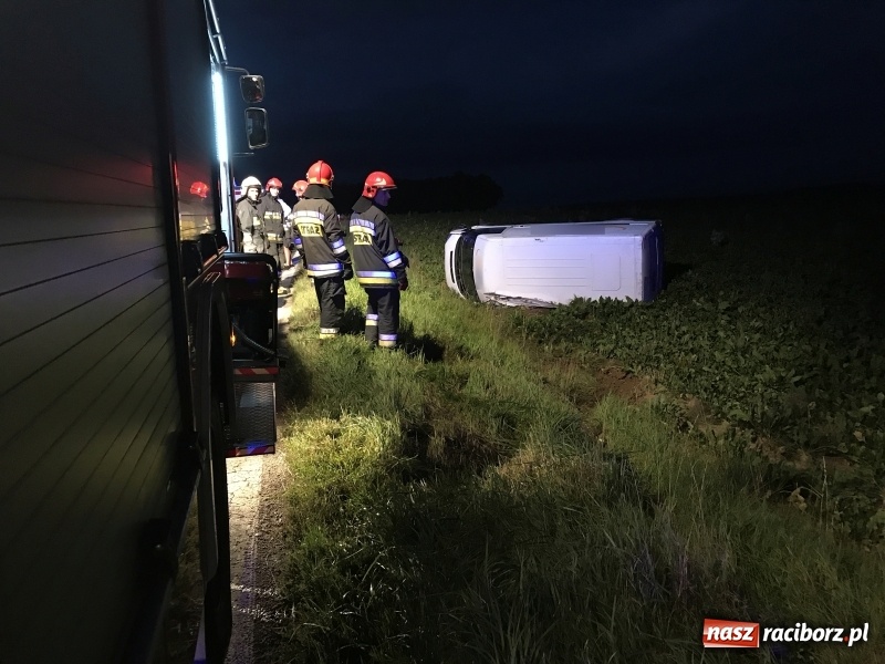 Zdjęcie w galerii na portalu naszraciborz.pl: Dachowanie na DK 45 za Szonowicami  wiadomości z regionu