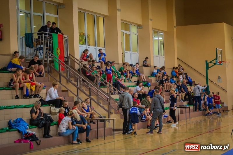 Zdjęcie w galerii na portalu naszraciborz.pl: Najmłodsi zapaśnicy i zapaśniczki rywalizowali na matach w Rudniku wiadomości z regionu