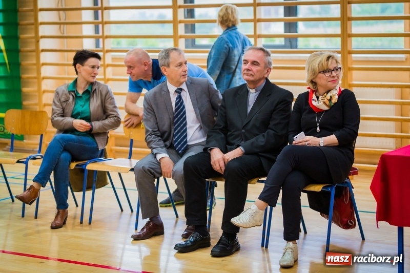 Zdjęcie w galerii na portalu naszraciborz.pl: Najmłodsi zapaśnicy i zapaśniczki rywalizowali na matach w Rudniku wiadomości z regionu