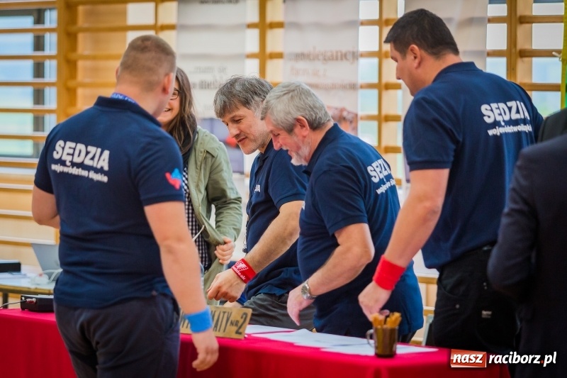 Zdjęcie w galerii na portalu naszraciborz.pl: Najmłodsi zapaśnicy i zapaśniczki rywalizowali na matach w Rudniku wiadomości z regionu