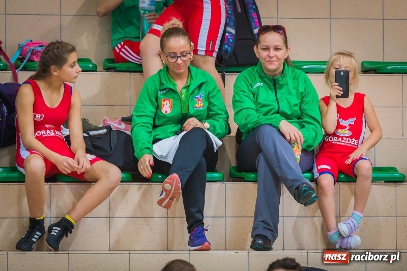 Zdjęcie w galerii na portalu naszraciborz.pl: Najmłodsi zapaśnicy i zapaśniczki rywalizowali na matach w Rudniku wiadomości z regionu