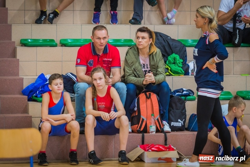 Zdjęcie w galerii na portalu naszraciborz.pl: Najmłodsi zapaśnicy i zapaśniczki rywalizowali na matach w Rudniku wiadomości z regionu