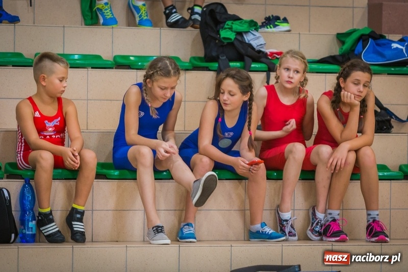 Zdjęcie w galerii na portalu naszraciborz.pl: Najmłodsi zapaśnicy i zapaśniczki rywalizowali na matach w Rudniku wiadomości z regionu