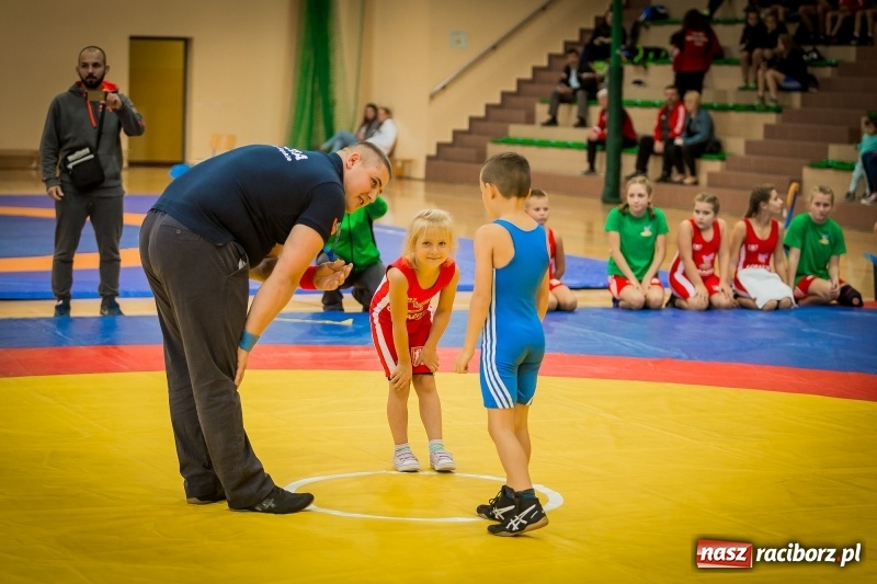 Zdjęcie w galerii na portalu naszraciborz.pl: Najmłodsi zapaśnicy i zapaśniczki rywalizowali na matach w Rudniku wiadomości z regionu