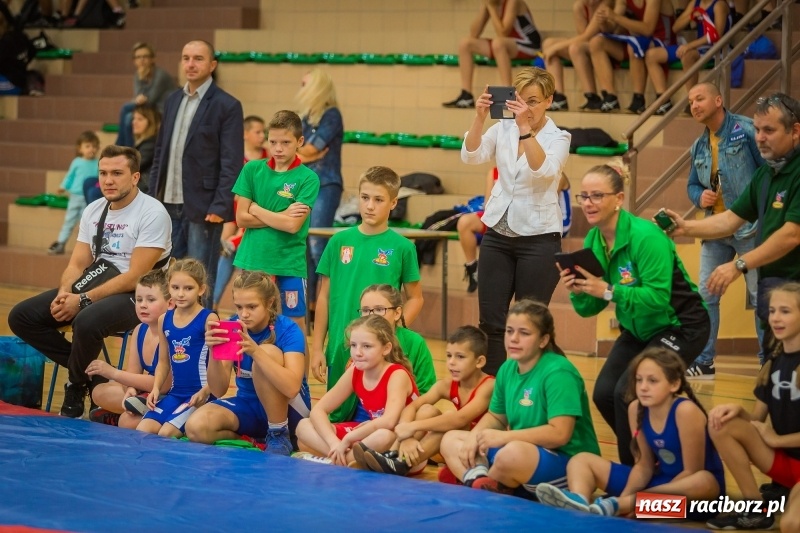 Zdjęcie w galerii na portalu naszraciborz.pl: Najmłodsi zapaśnicy i zapaśniczki rywalizowali na matach w Rudniku wiadomości z regionu