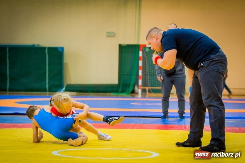 Zdjęcie w galerii na portalu naszraciborz.pl: Najmłodsi zapaśnicy i zapaśniczki rywalizowali na matach w Rudniku wiadomości z regionu