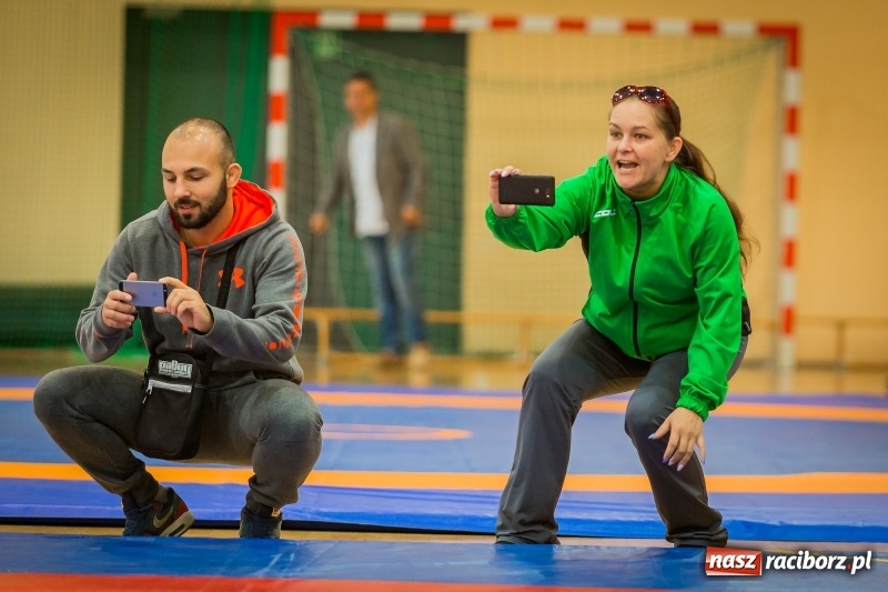 Zdjęcie w galerii na portalu naszraciborz.pl: Najmłodsi zapaśnicy i zapaśniczki rywalizowali na matach w Rudniku wiadomości z regionu