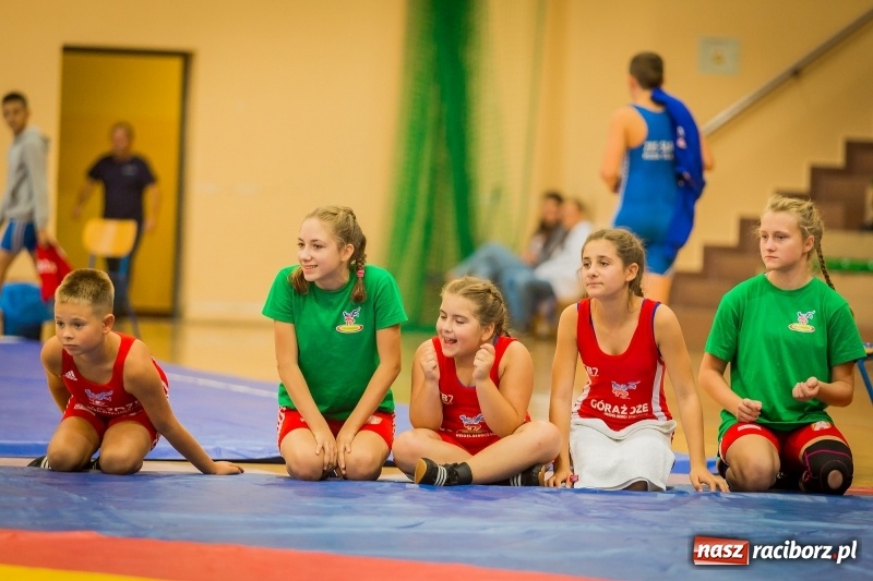 Zdjęcie w galerii na portalu naszraciborz.pl: Najmłodsi zapaśnicy i zapaśniczki rywalizowali na matach w Rudniku wiadomości z regionu