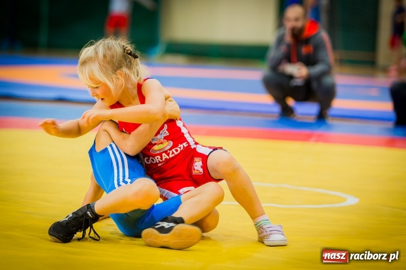 Zdjęcie w galerii na portalu naszraciborz.pl: Najmłodsi zapaśnicy i zapaśniczki rywalizowali na matach w Rudniku wiadomości z regionu