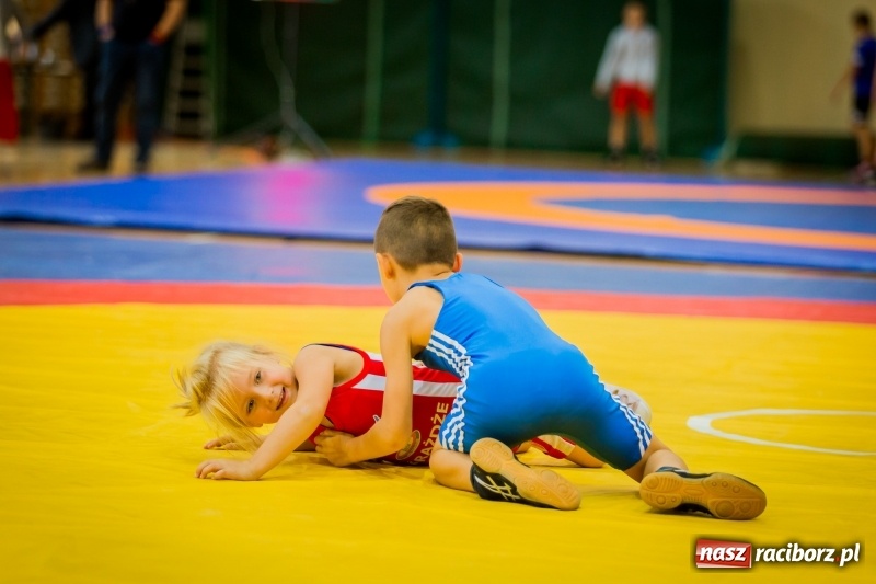Zdjęcie w galerii na portalu naszraciborz.pl: Najmłodsi zapaśnicy i zapaśniczki rywalizowali na matach w Rudniku wiadomości z regionu