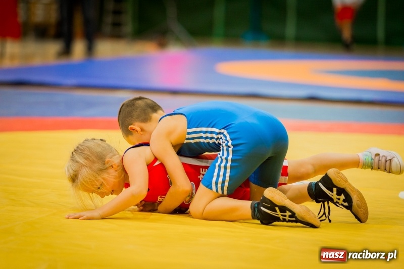 Zdjęcie w galerii na portalu naszraciborz.pl: Najmłodsi zapaśnicy i zapaśniczki rywalizowali na matach w Rudniku wiadomości z regionu