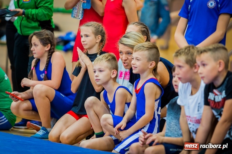 Zdjęcie w galerii na portalu naszraciborz.pl: Najmłodsi zapaśnicy i zapaśniczki rywalizowali na matach w Rudniku wiadomości z regionu