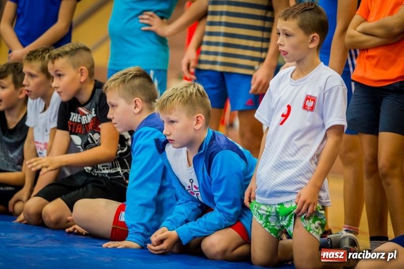 Zdjęcie w galerii na portalu naszraciborz.pl: Najmłodsi zapaśnicy i zapaśniczki rywalizowali na matach w Rudniku wiadomości z regionu