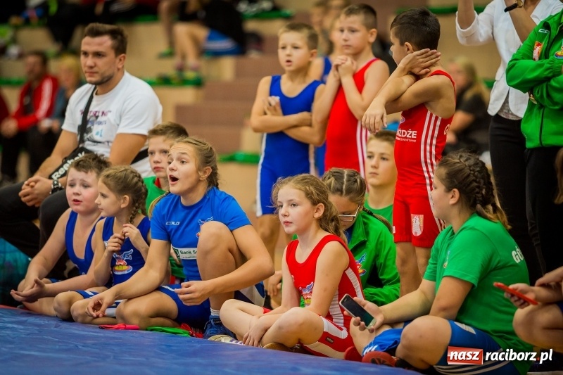 Zdjęcie w galerii na portalu naszraciborz.pl: Najmłodsi zapaśnicy i zapaśniczki rywalizowali na matach w Rudniku wiadomości z regionu