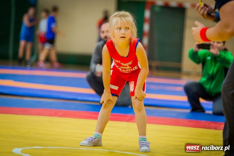 Zdjęcie w galerii na portalu naszraciborz.pl: Najmłodsi zapaśnicy i zapaśniczki rywalizowali na matach w Rudniku wiadomości z regionu