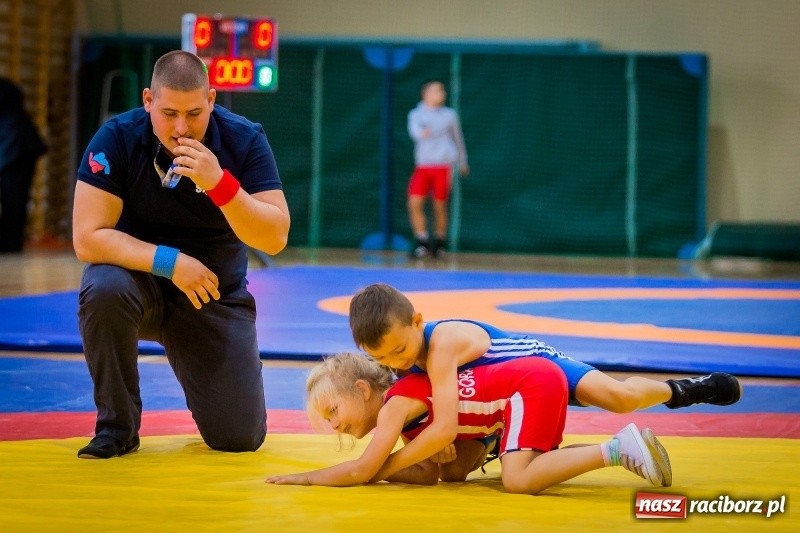 Zdjęcie w galerii na portalu naszraciborz.pl: Najmłodsi zapaśnicy i zapaśniczki rywalizowali na matach w Rudniku wiadomości z regionu