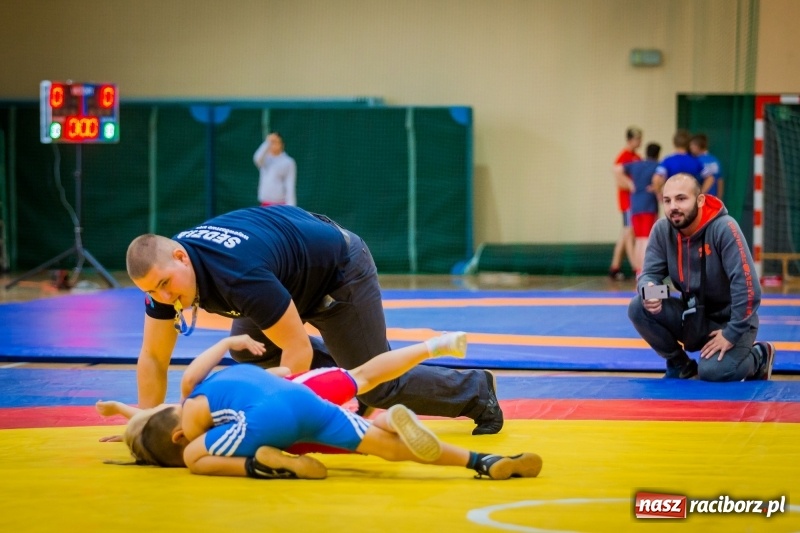 Zdjęcie w galerii na portalu naszraciborz.pl: Najmłodsi zapaśnicy i zapaśniczki rywalizowali na matach w Rudniku wiadomości z regionu